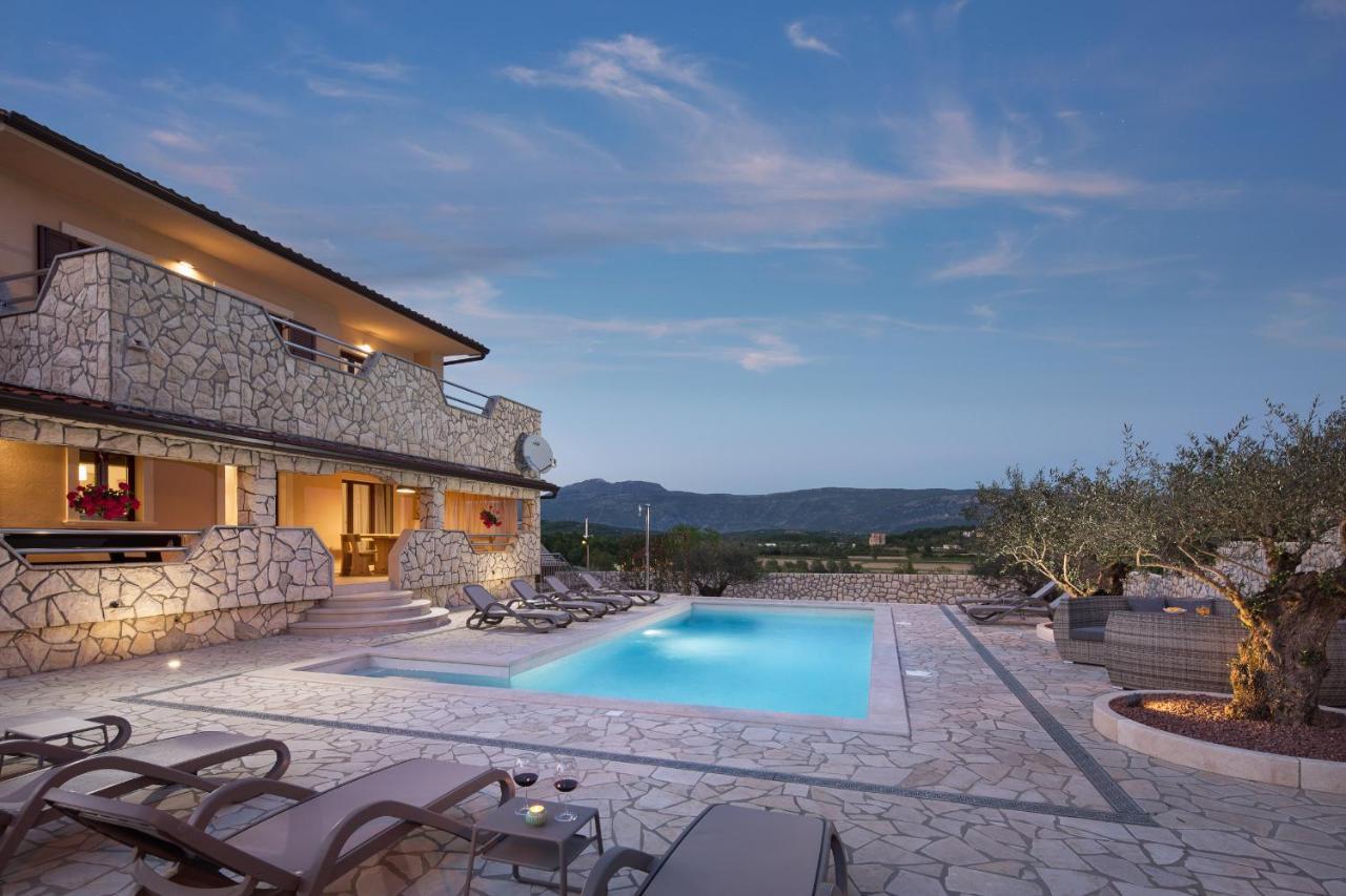 Villa Vesna With Sauna, Hot Tub Potpican Exterior photo